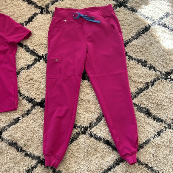 Pink scrub fig set with blue tie - Picture 3 of 3